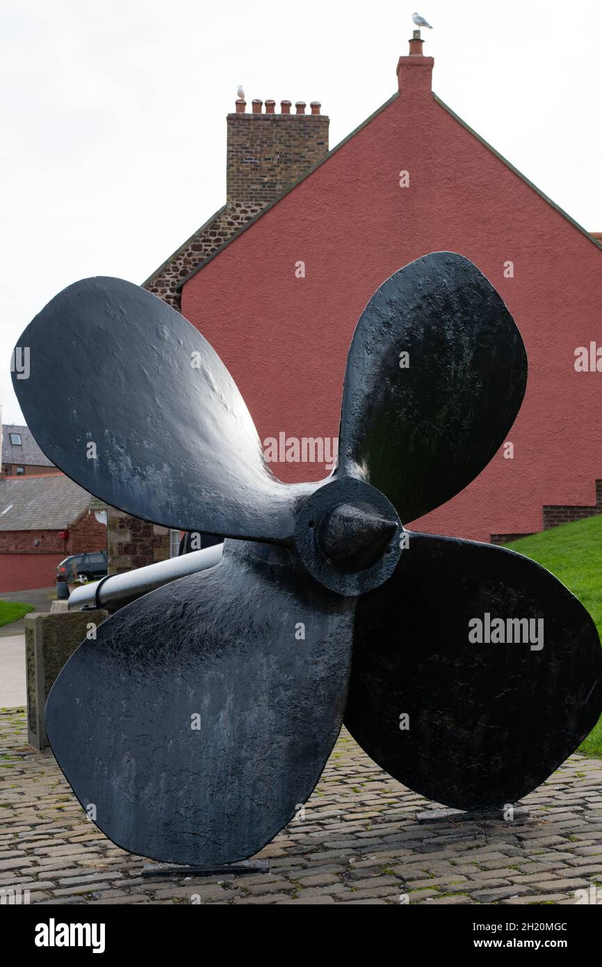 Schraubenpropeller zum Gedenken an den Marineingenieur von Robert Wilson im Victoria Harbour, Dunbar, East Lothian, Schottland, Großbritannien Stockfoto