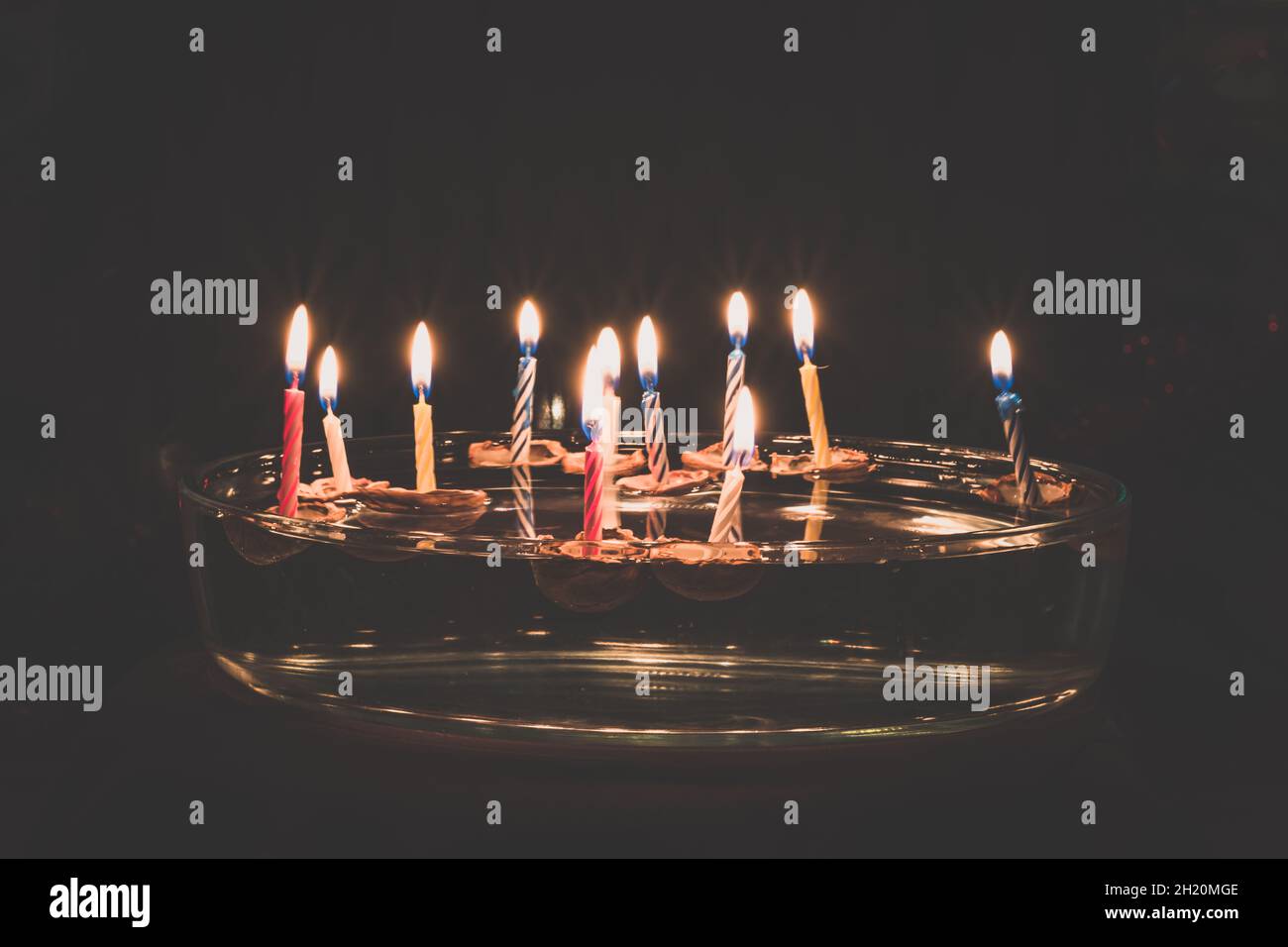 Weihnachtssymbole, Kerzen in Nussschalen, die auf dem Wasser schweben, Traditionen und Kostüme Stockfoto