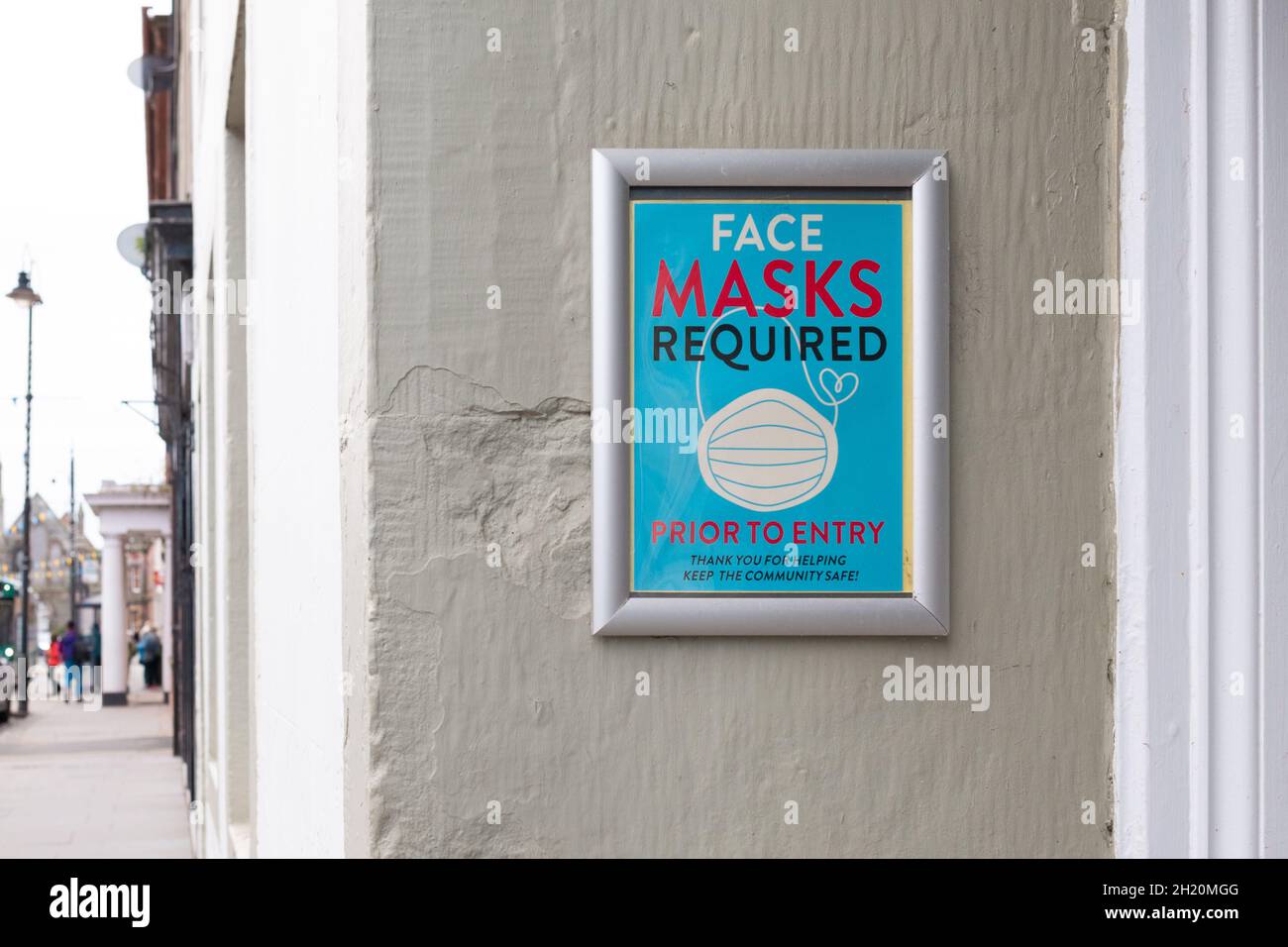 Gesichtsmasken vor dem Eintritt erforderlich, Schild vor dem Geschäft in Dunbar, Schottland, Großbritannien Stockfoto