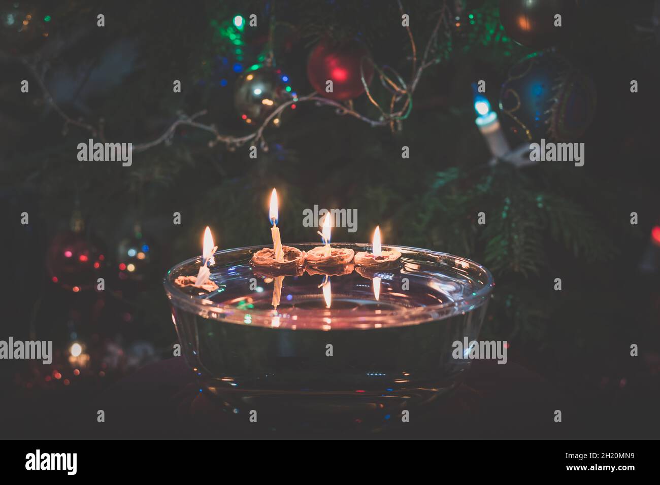 Weihnachtssymbole, auf dem Wasser schwebende Kerzen in Nussschalen, Traditionen und Kostüme, Kopierraum Stockfoto