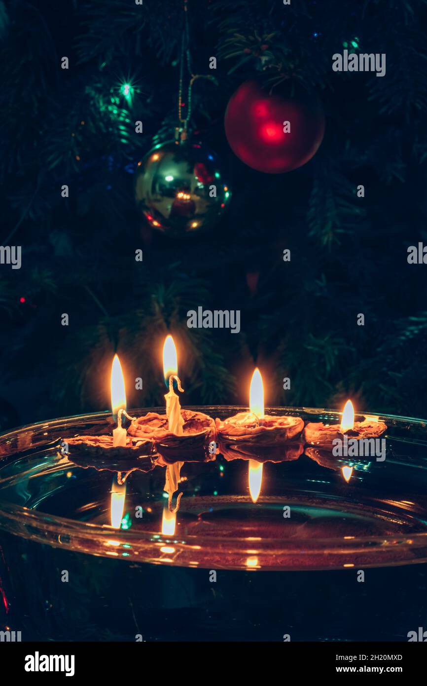 Weihnachtssymbole, auf dem Wasser schwebende Kerzen in Nussschalen, Traditionen und Kostüme, Kopierraum Stockfoto
