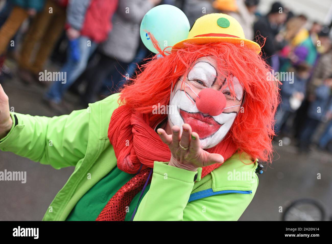 Fasching im Salzkammergut - hier wird noch richtig zünftig gefeiert - auf dem Bild ein Clown bei einem Faschingsumzug (Oberösterreich, Österreich) Car Stockfoto