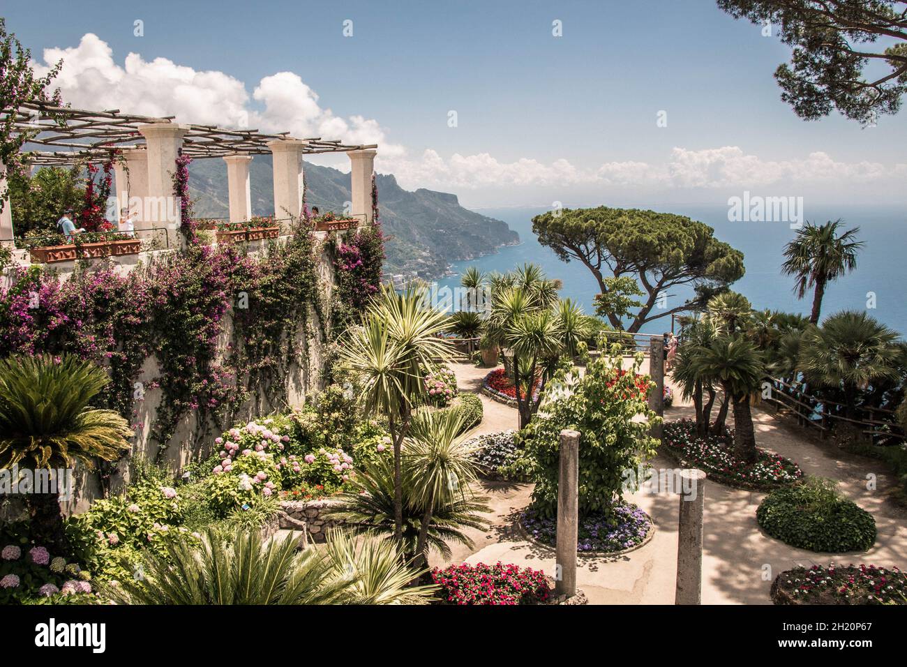 Die Villa Rufolo in Ravello, einem Ferienort, der 365 Meter über dem Tyrrhenischen Meer an der italienischen Amalfiküste liegt, beherbergt berühmte Gärten an den Klippen. Stockfoto