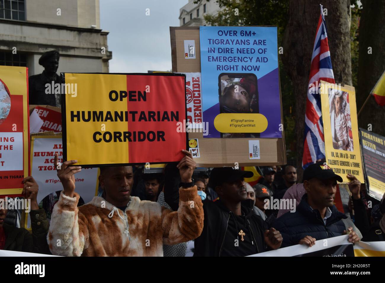 London, Großbritannien. Oktober 2021. Demonstranten versammelten sich vor der Downing Street, um gegen den sogenannten „Völkermord-Krieg“ Äthiopiens und Eritreas in der Region Tigray zu protestieren und forderten das Vereinigte Königreich und die internationale Gemeinschaft auf, dem Volk von Tigray zu helfen. Stockfoto