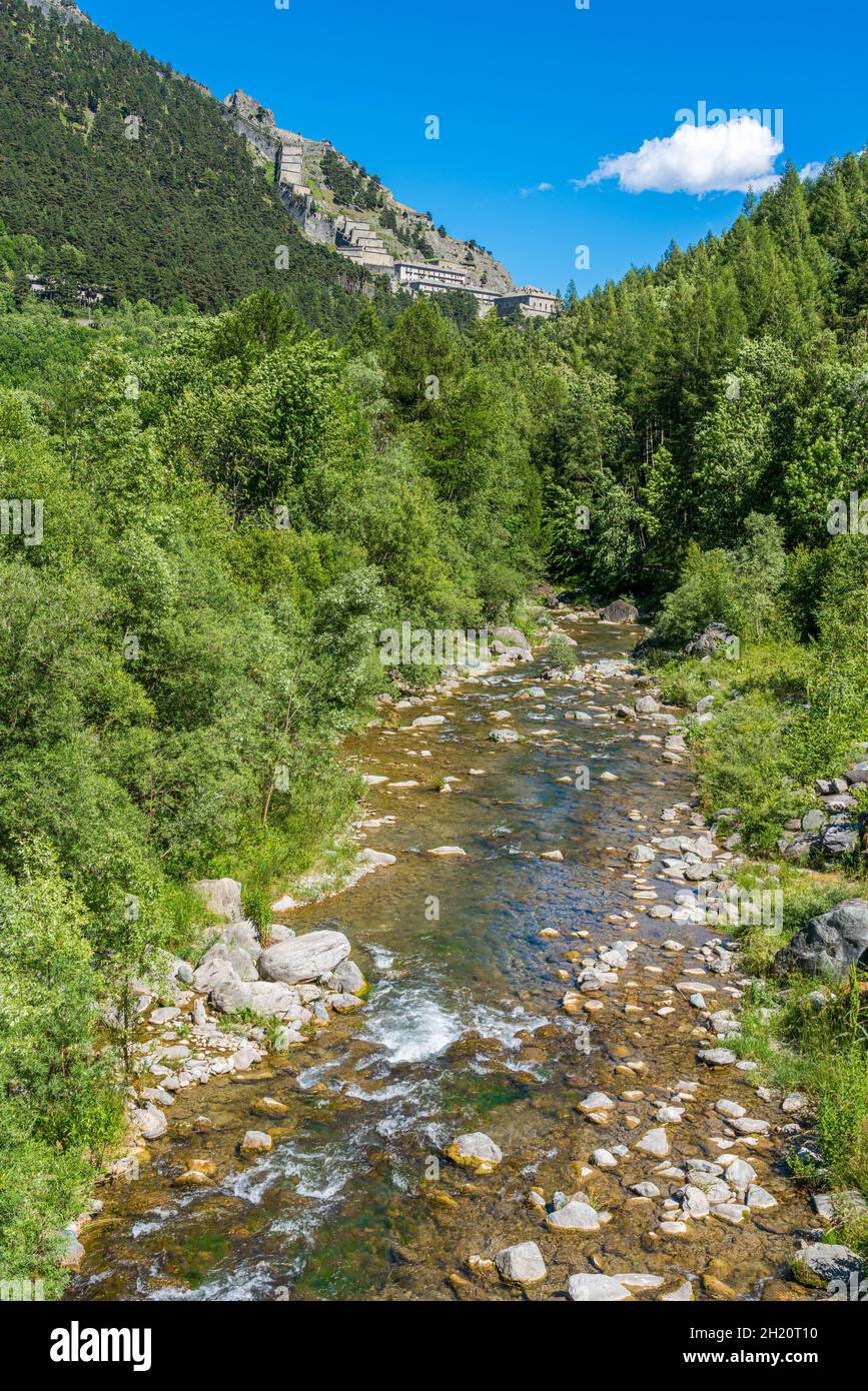 Landschaftlich reizvolle Aussicht auf die alte Festung Fenestrelle (Forte di Fenestrelle). Piemont, Italien. Stockfoto