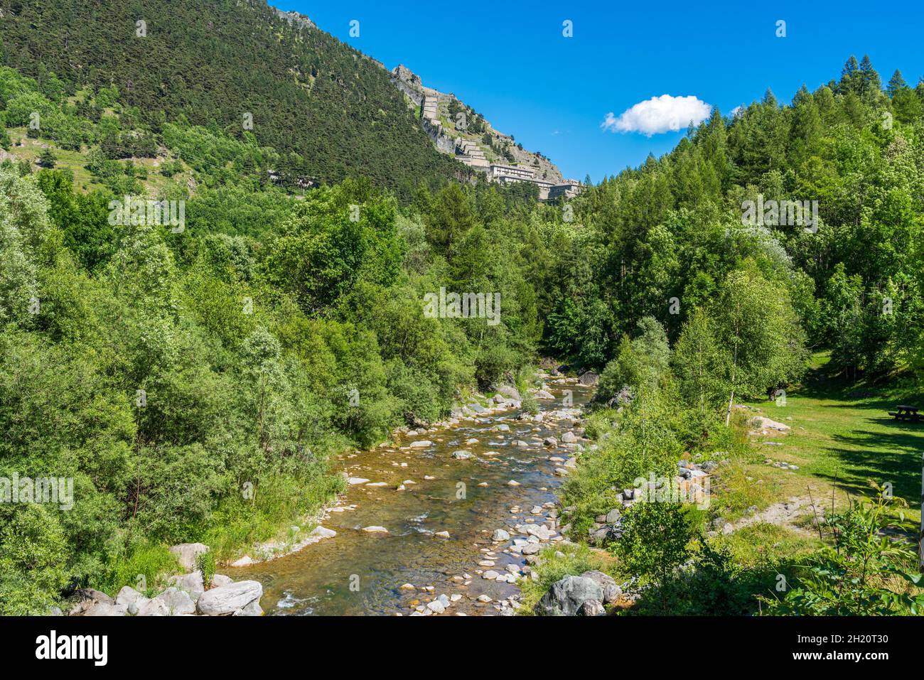 Landschaftlich reizvolle Aussicht auf die alte Festung Fenestrelle (Forte di Fenestrelle). Piemont, Italien. Stockfoto