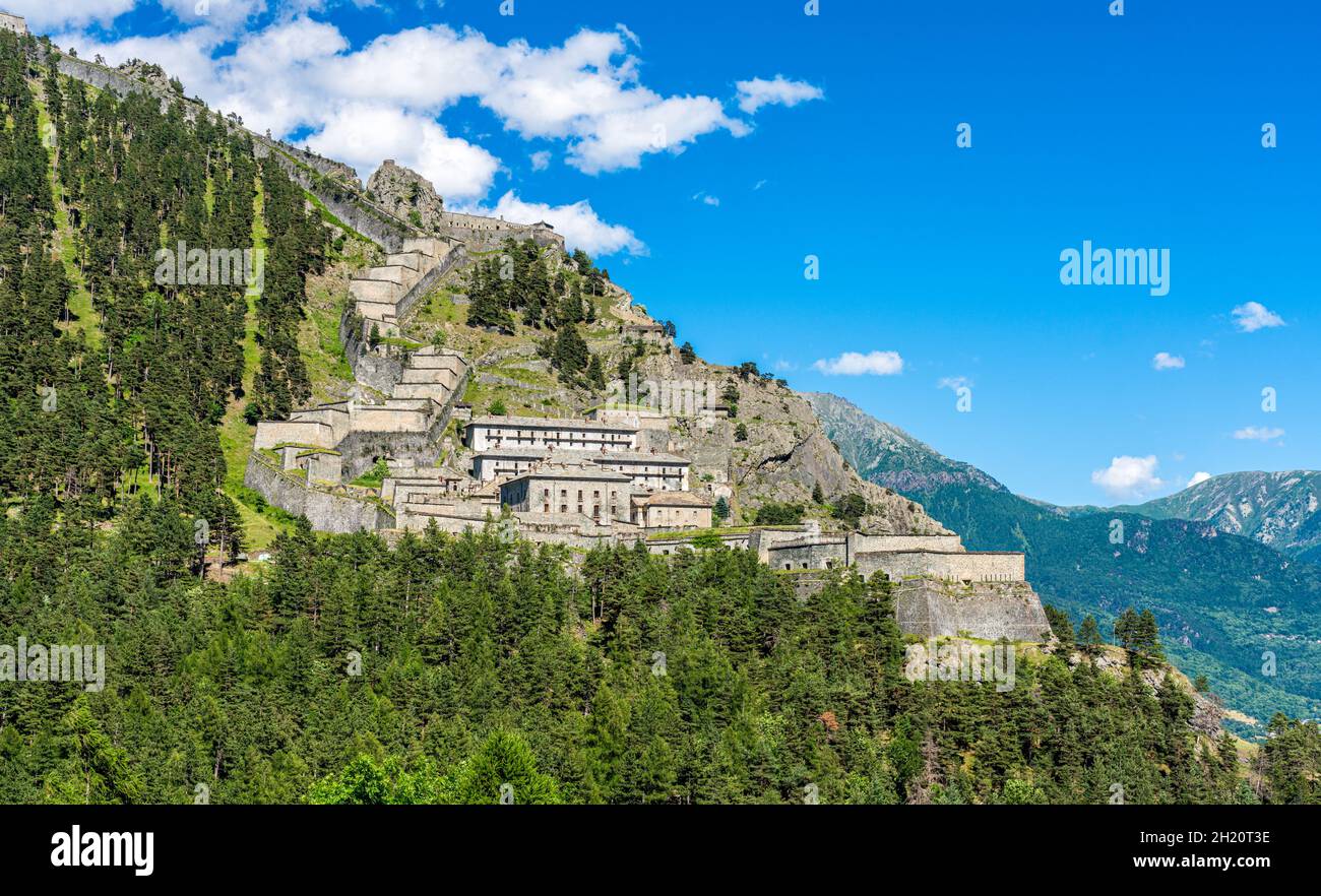 Landschaftlich reizvolle Aussicht auf die alte Festung Fenestrelle (Forte di Fenestrelle). Piemont, Italien. Stockfoto