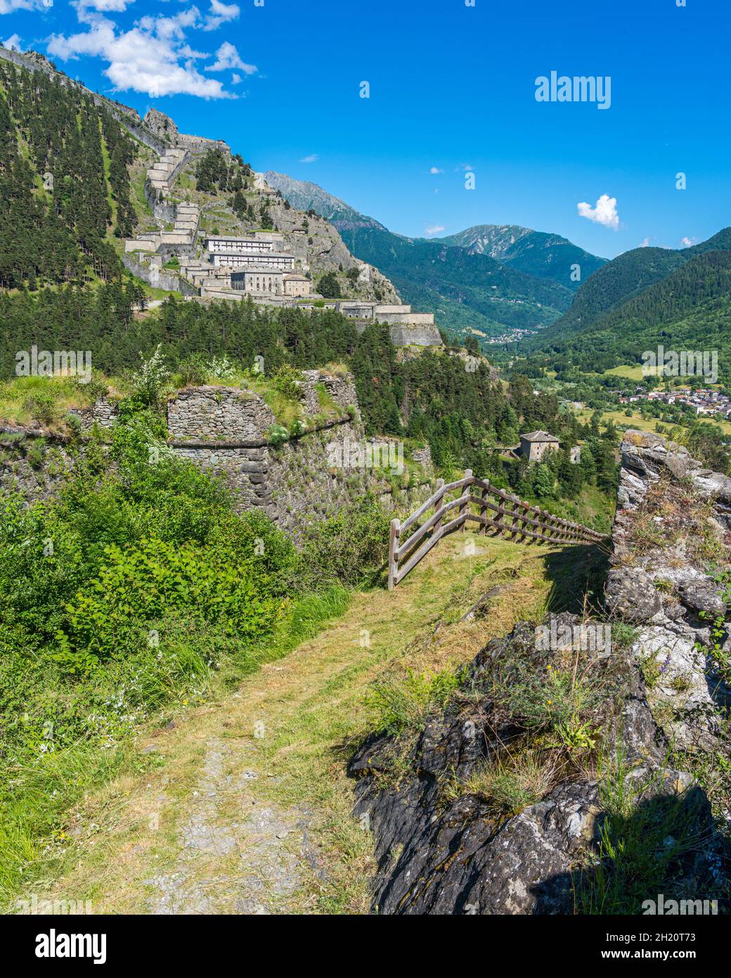 Landschaftlich reizvolle Aussicht auf die alte Festung Fenestrelle (Forte di Fenestrelle). Piemont, Italien. Stockfoto