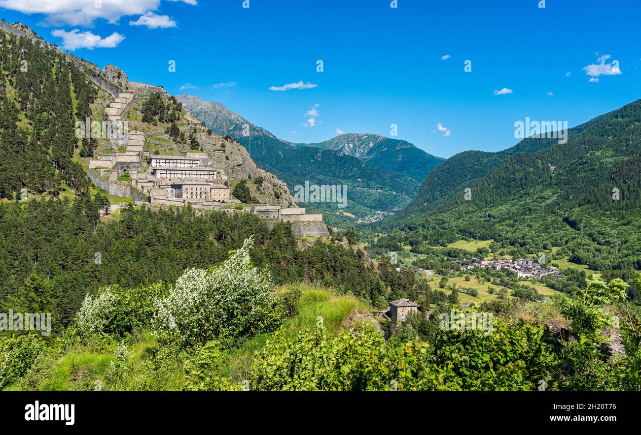 Landschaftlich reizvolle Aussicht auf die alte Festung Fenestrelle (Forte di Fenestrelle). Piemont, Italien. Stockfoto