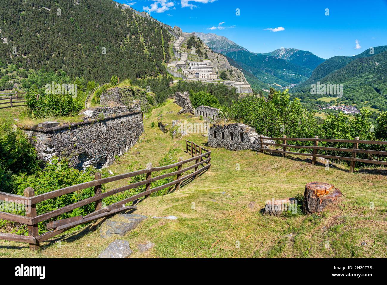 Landschaftlich reizvolle Aussicht auf die alte Festung Fenestrelle (Forte di Fenestrelle). Piemont, Italien. Stockfoto