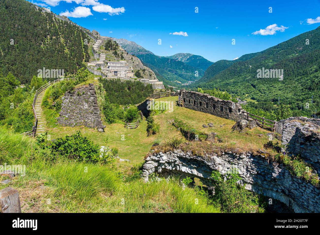 Landschaftlich reizvolle Aussicht auf die alte Festung Fenestrelle (Forte di Fenestrelle). Piemont, Italien. Stockfoto