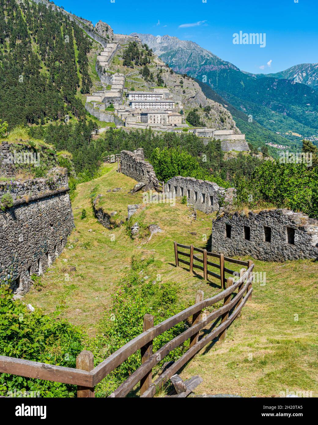 Landschaftlich reizvolle Aussicht auf die alte Festung Fenestrelle (Forte di Fenestrelle). Piemont, Italien. Stockfoto