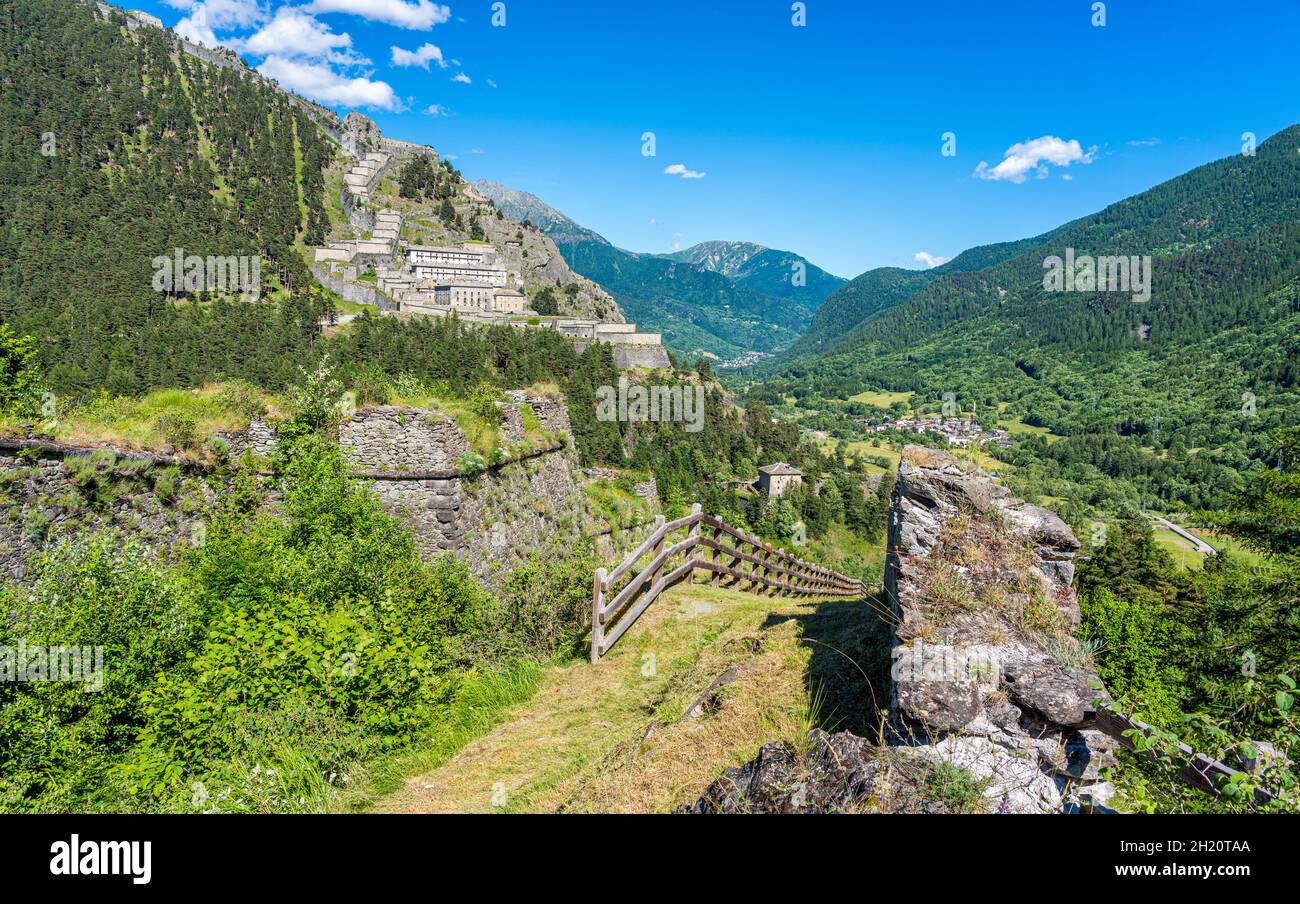 Landschaftlich reizvolle Aussicht auf die alte Festung Fenestrelle (Forte di Fenestrelle). Piemont, Italien. Stockfoto