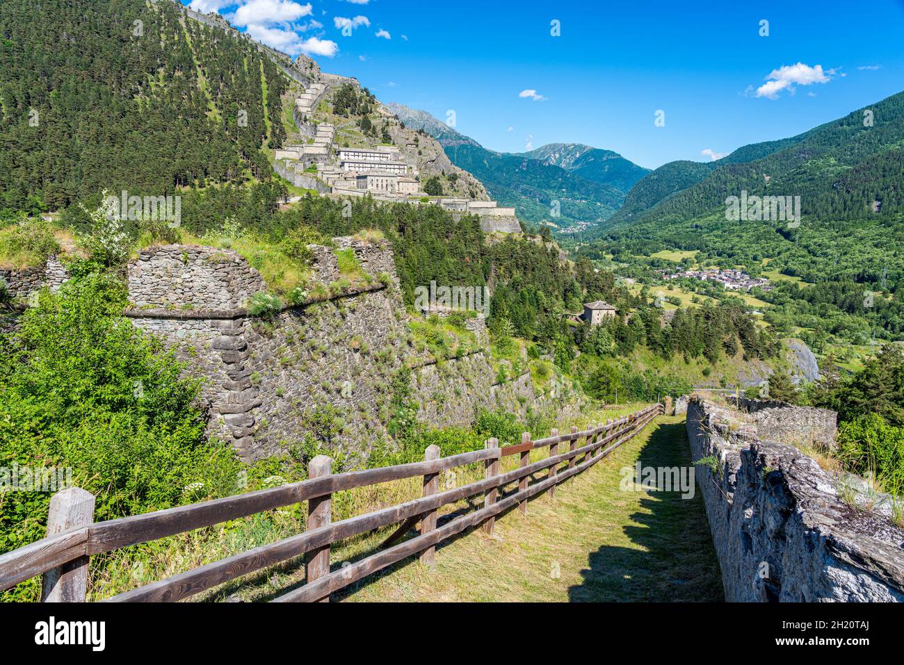 Landschaftlich reizvolle Aussicht auf die alte Festung Fenestrelle (Forte di Fenestrelle). Piemont, Italien. Stockfoto