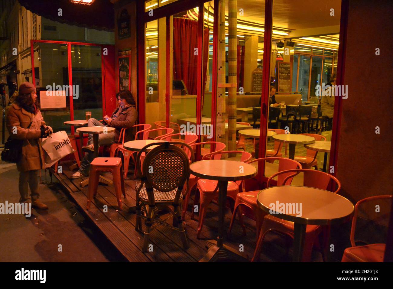 FRANKREICH, PARIS. 20.02.2012. Sehr süße, farbenfrohe und pinke Café-Fassade in der Pariser Straße während der Nacht. Stockfoto