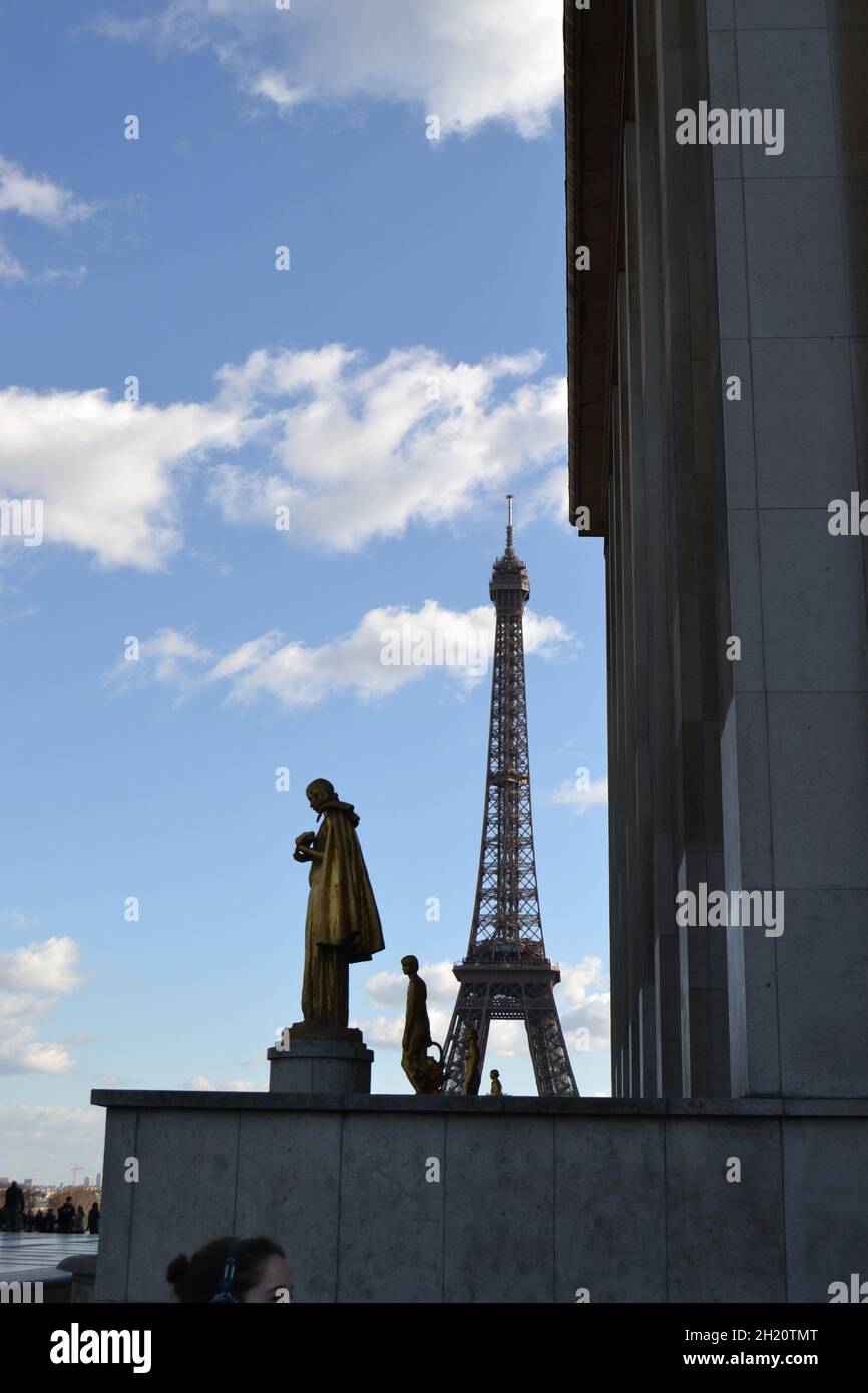 20.02.2012. Paris. Frankreich. Berühmter eiffelturm und Skulpturen davor. Stockfoto