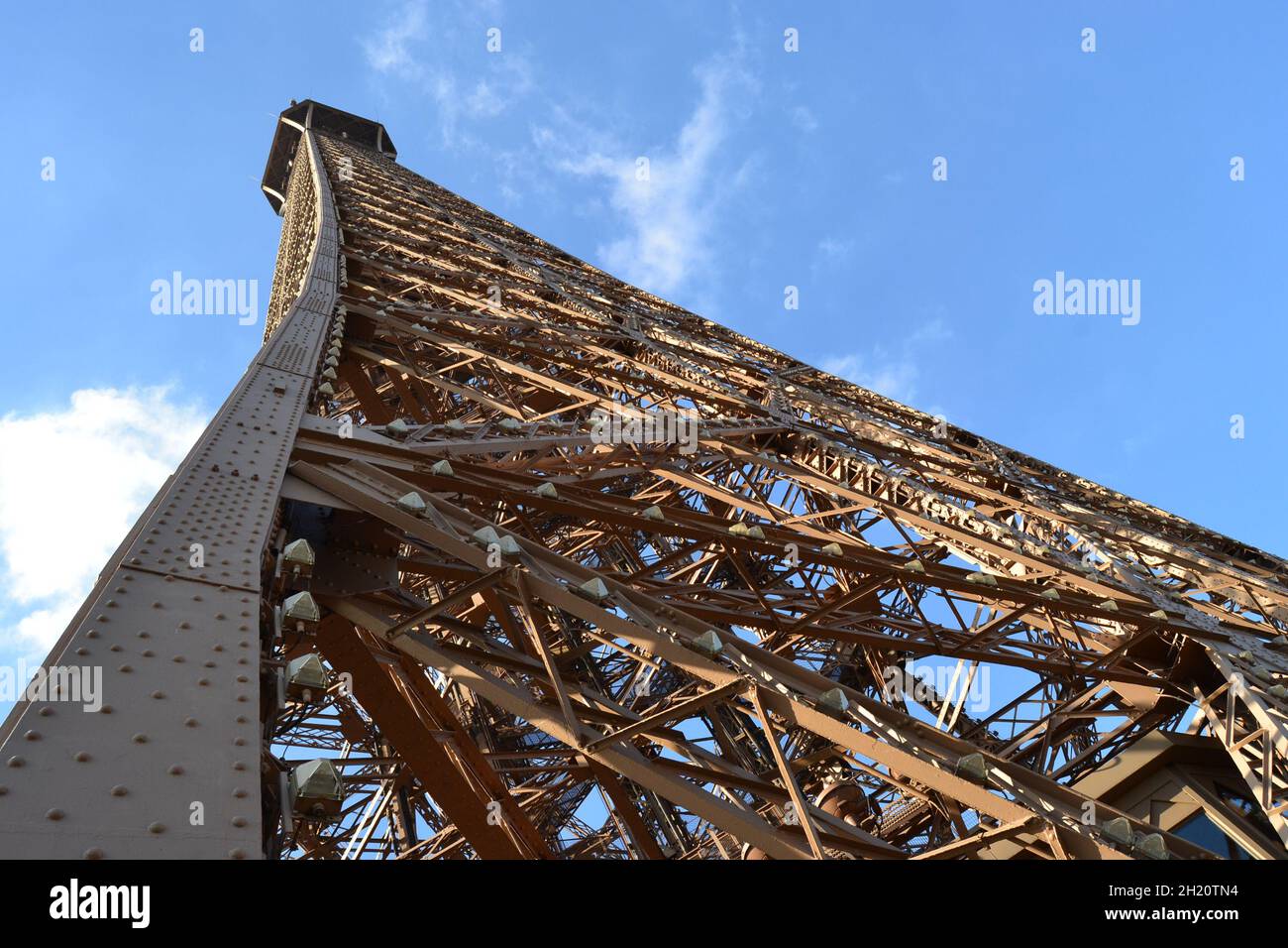 20.02.2012. Paris. Frankreich. Berühmter eiffelturm und Skulpturen davor. Stockfoto