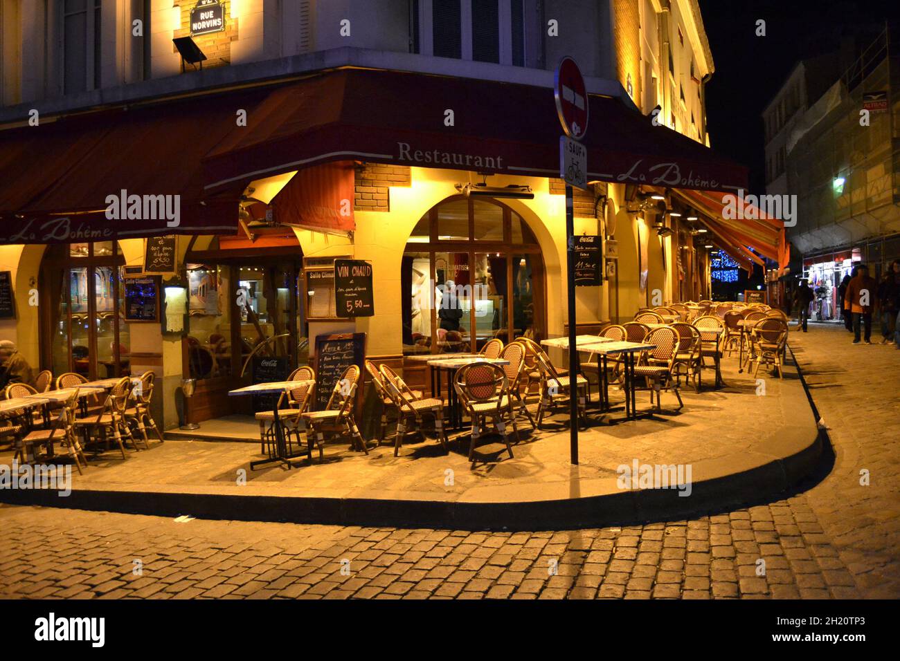 FRANKREICH, PARIS. 20.02.2012. Sehr süße, farbenfrohe und pinke Café-Fassade in der Pariser Straße während der Nacht. Stockfoto