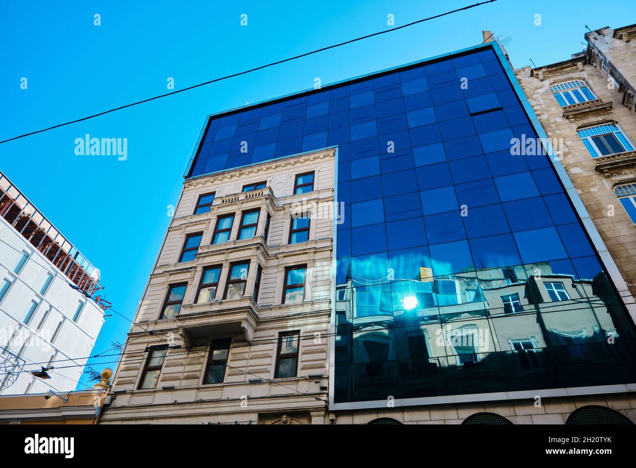 Ein Gebäude im alten Stil mit breitem Material aus Glas und moderner Struktur in der istiklal Avenue Stockfoto