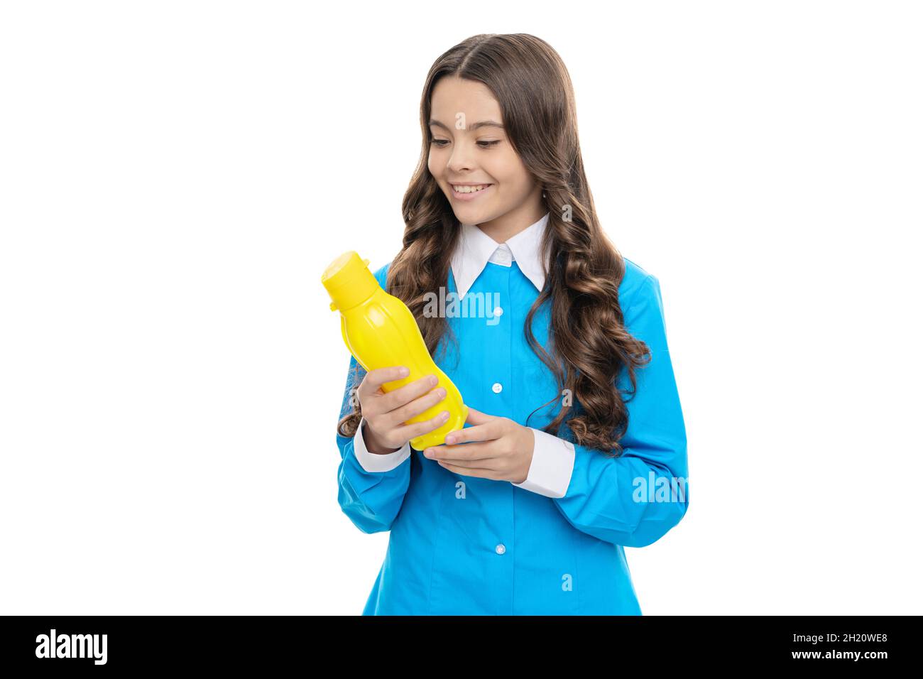 Vermeiden Sie Durst. Durstigen Kind halten Plastikflasche. Durstlöschen. Joghurtgetränk. Milchgetränk Stockfoto