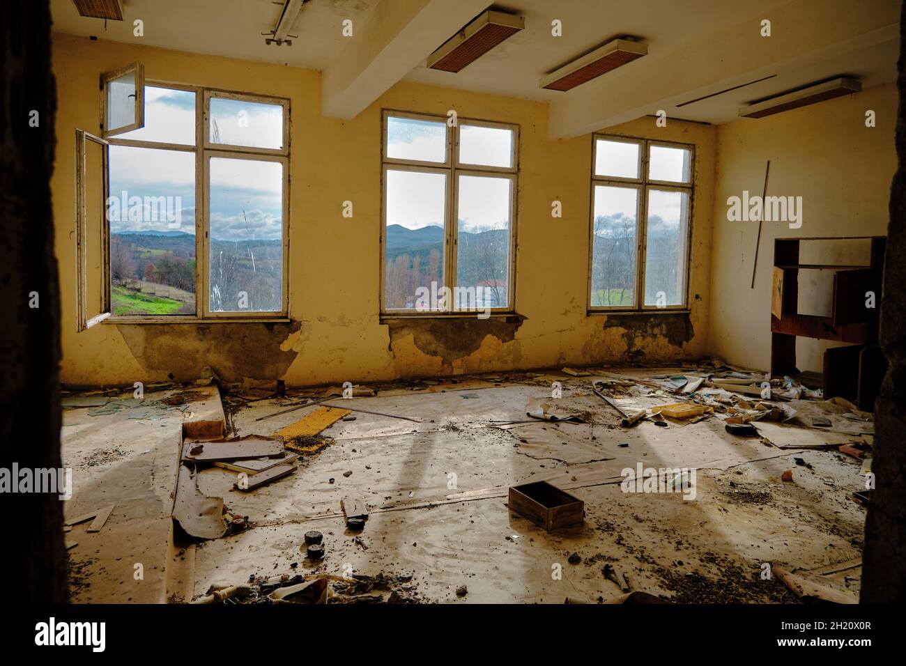 Alte verlassene und braunfeldartige sowjetische Schule in Bulgarien Stockfoto