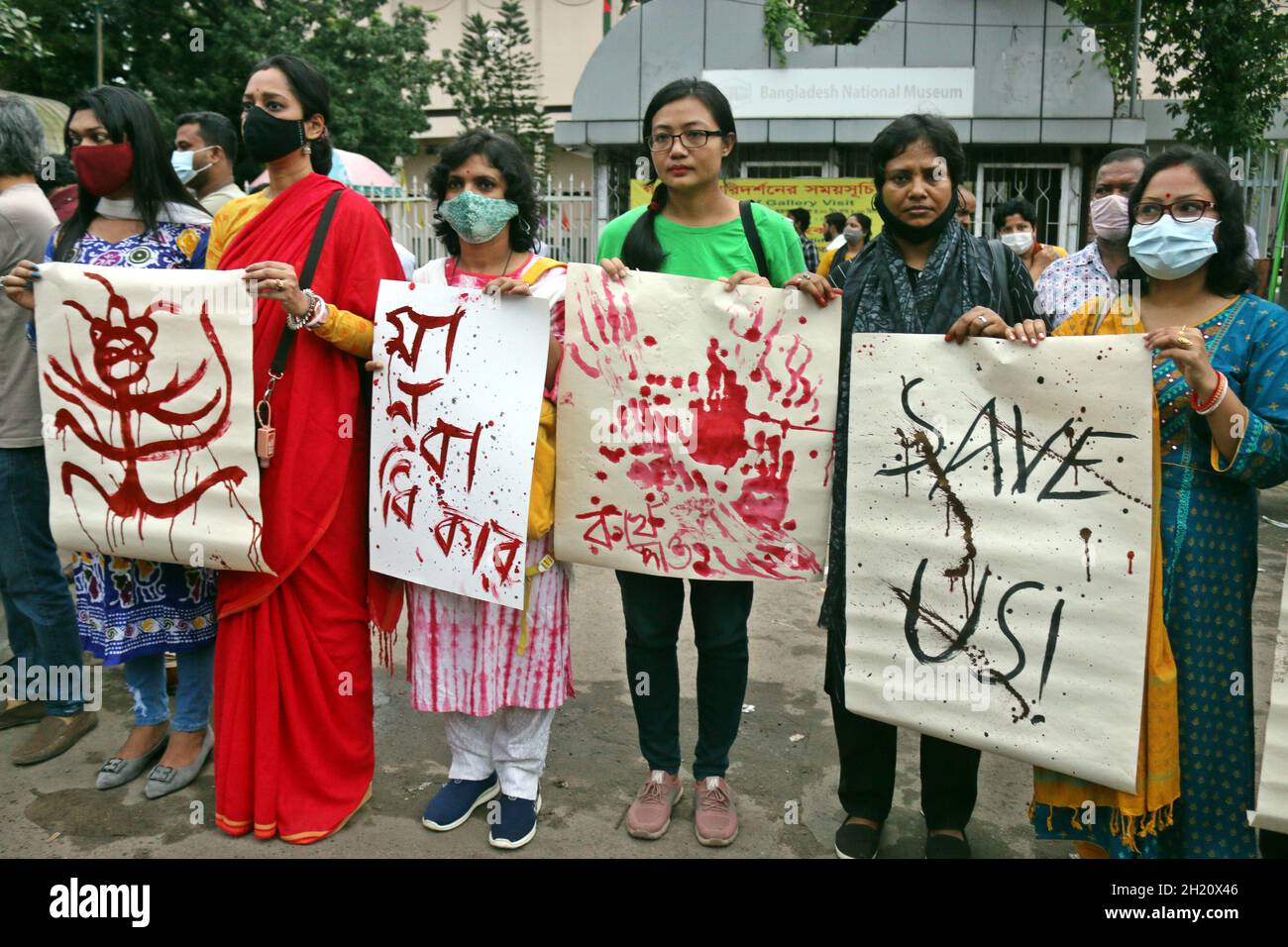 Non Exclusive: Künstler, Schriftsteller, Journalisten und Aktivisten malen während einer Demonstration in Dhaka ein Banner, um gegen den jüngsten religiösen VI zu protestieren Stockfoto