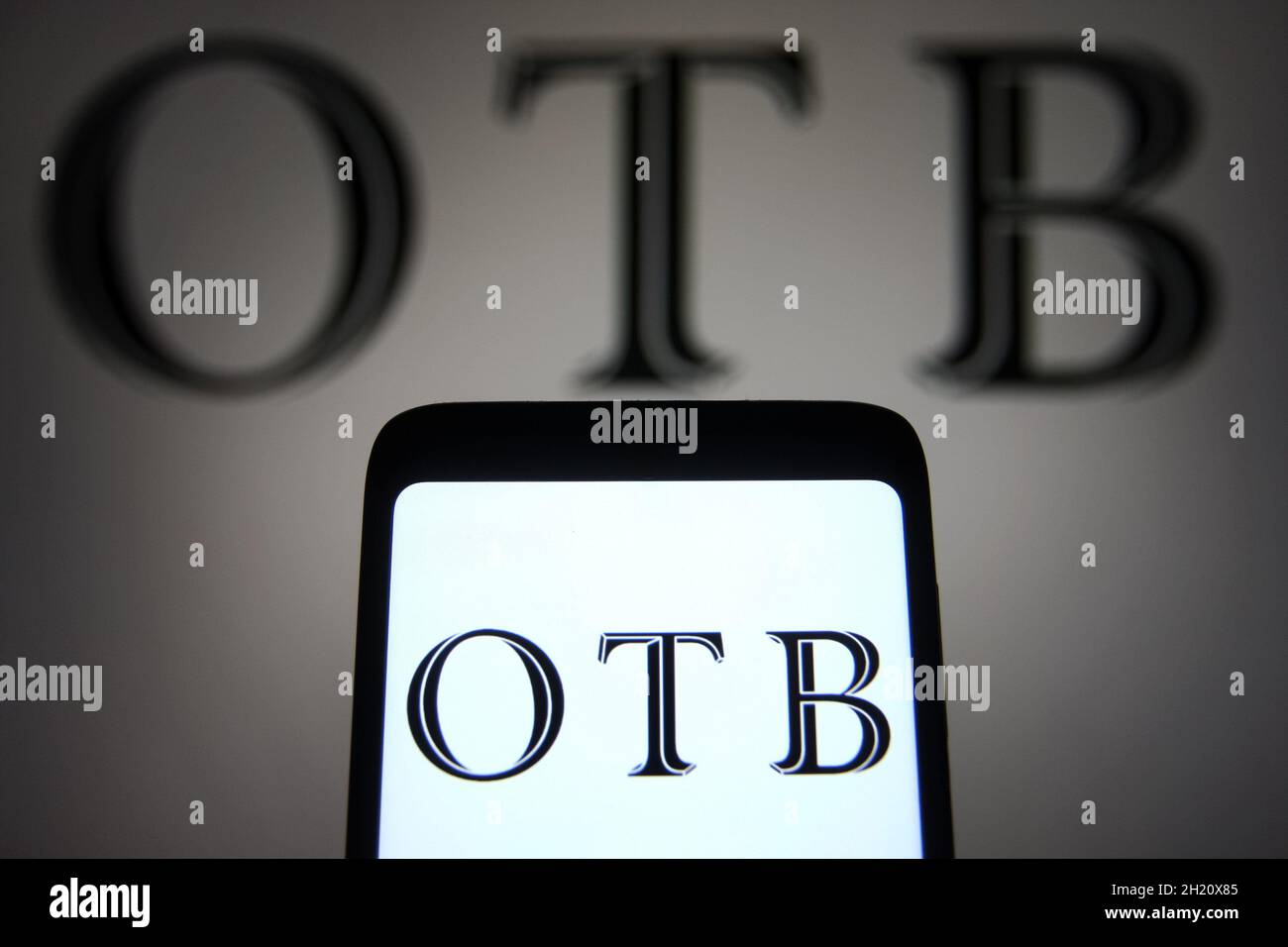 Ukraine. Oktober 2021. In dieser Abbildung wird das Logo der OTB Group (Only The Brave) einer internationalen italienischen Modegruppe auf einem Smartphone und einem pc-Bildschirm angezeigt. (Bild: © Pavlo Gonchar/SOPA Images via ZUMA Press Wire) Stockfoto
