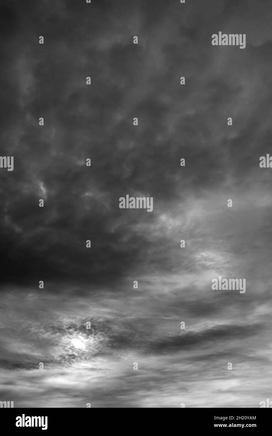 Foto majestätische dunkle Wolken mit Sonne über dem Horizont. Sonne durch stürmische Wolken. Stockfoto