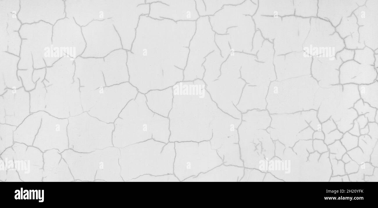 Qualitätsfoto der alten weiß gestrichenen Wand mit Rissen. Hintergrund mit schönem abstrakten Muster auf alter Wand. Stockfoto