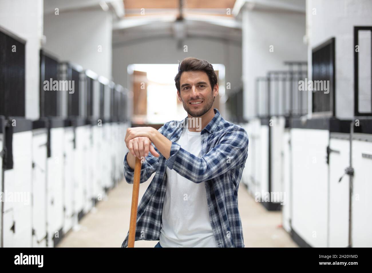 Stall Junge posiert in Ställen Stockfoto