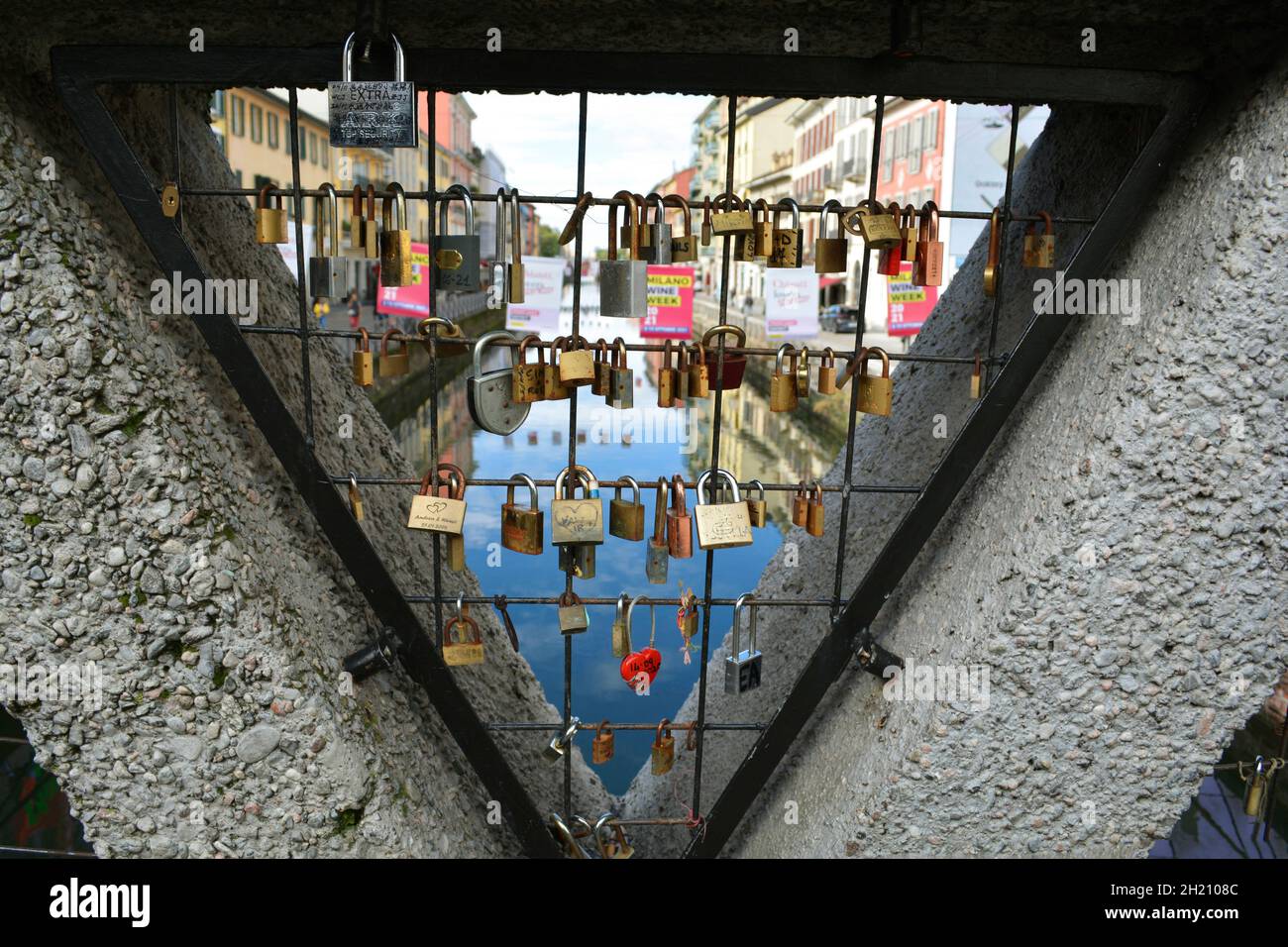 Brücke voller Liebe Vorhängeschlösser in der berühmten alten Navigli Kanäle Gegend. Stockfoto