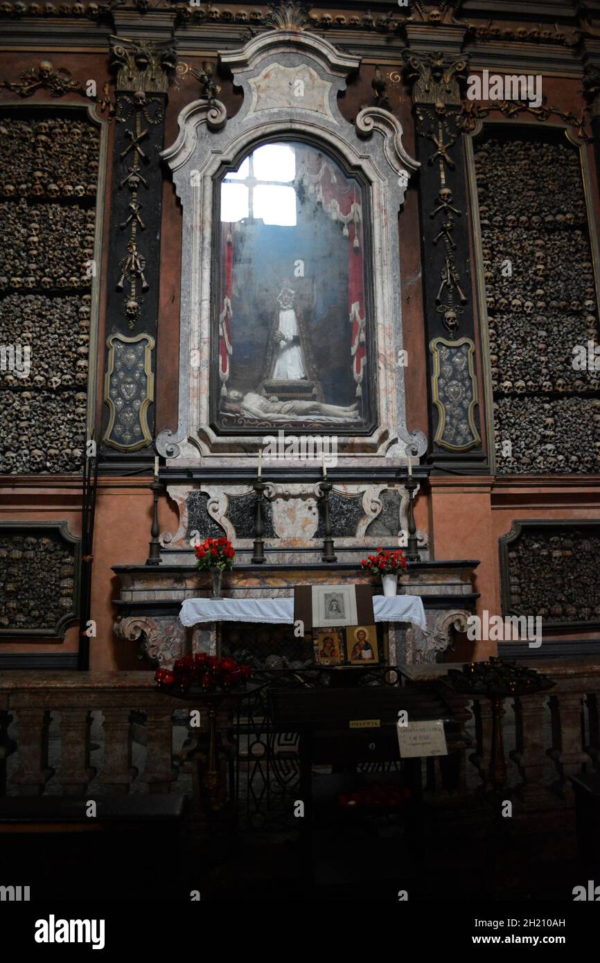 Beinhaus in der Kirche San Bernardino alle Ossa. Stockfoto