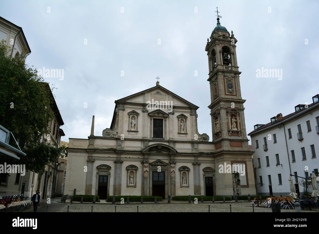 Fassade der Basilica di Santo Stefano Maggiore an einem düsteren Tag. Stockfoto