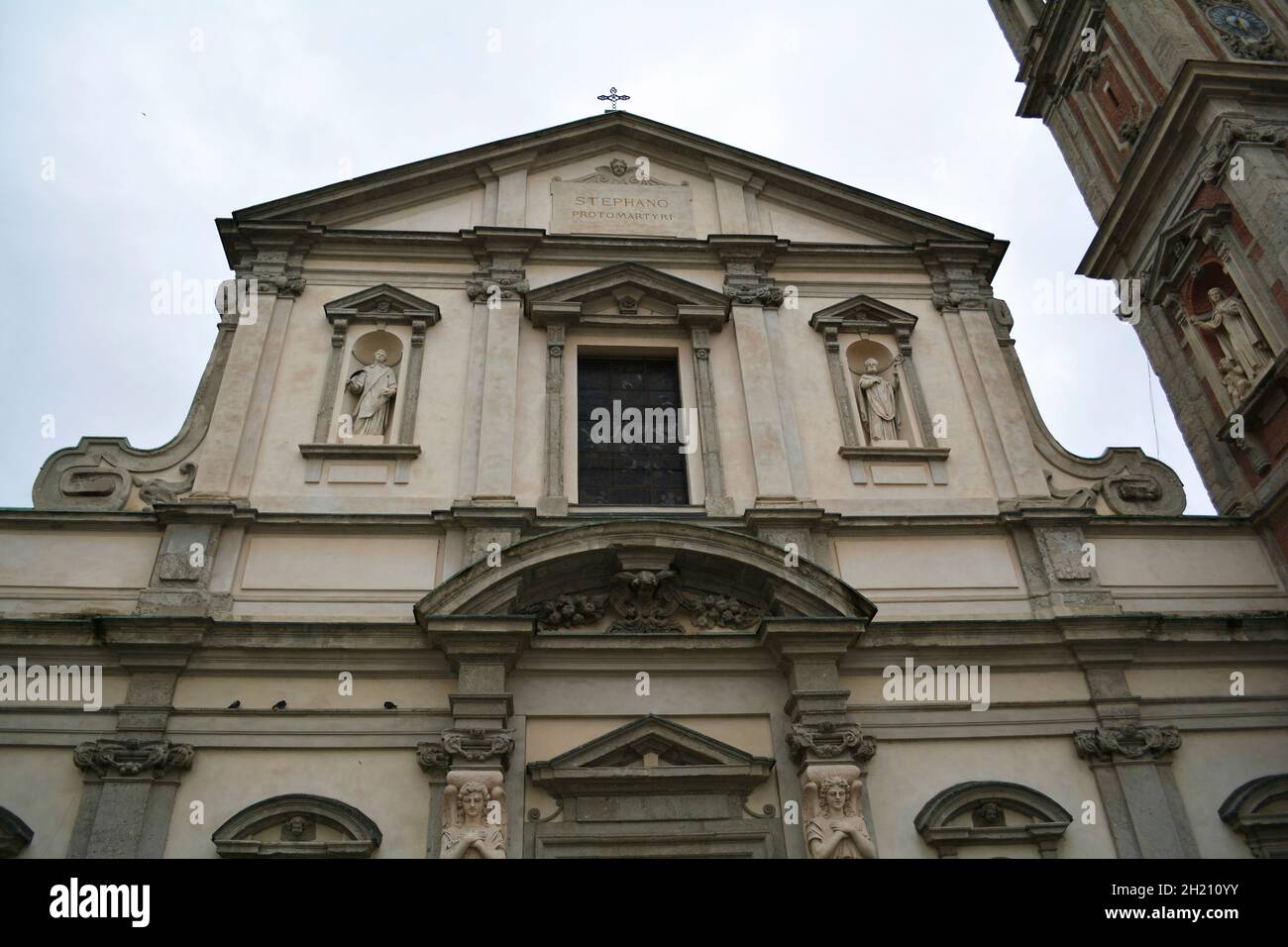 Fassade der Basilica di Santo Stefano Maggiore an einem düsteren Tag. Stockfoto