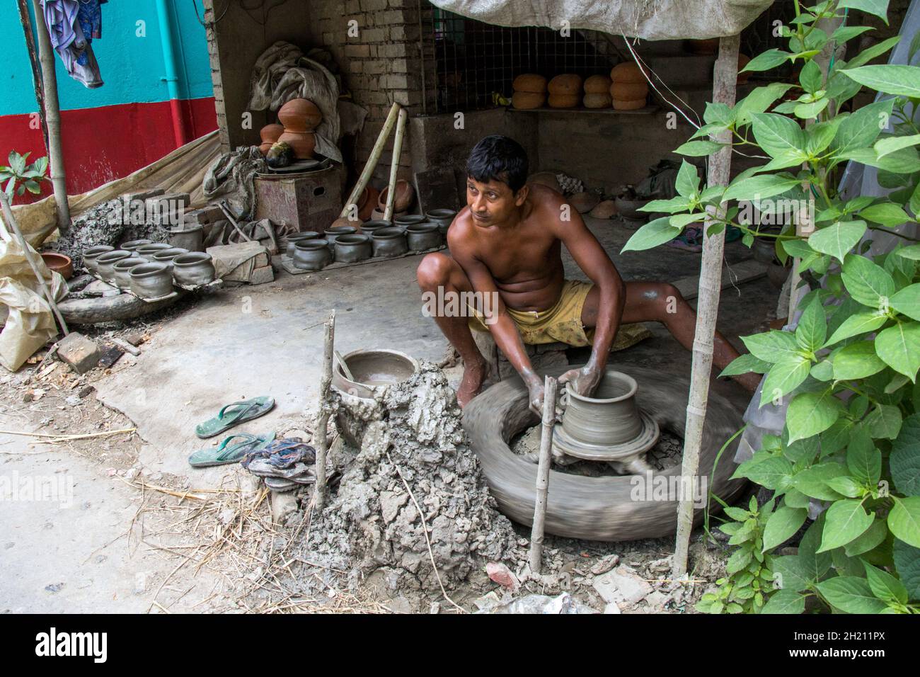 potter macht Tongegenstände im ländlichen westbengalen Stockfoto