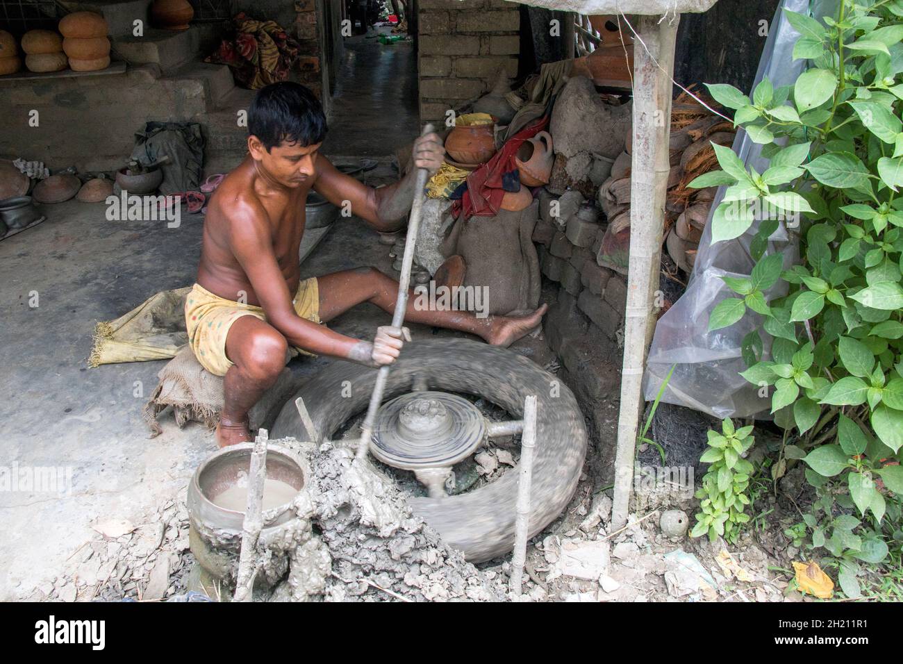 potter macht Tongegenstände im ländlichen westbengalen Stockfoto