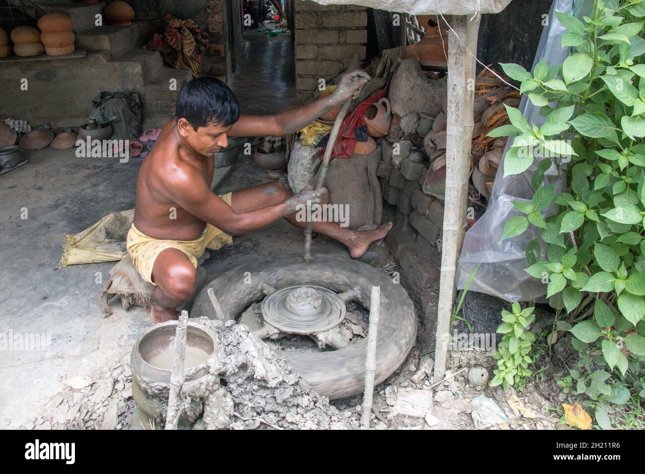 potter macht Tongegenstände im ländlichen westbengalen Stockfoto