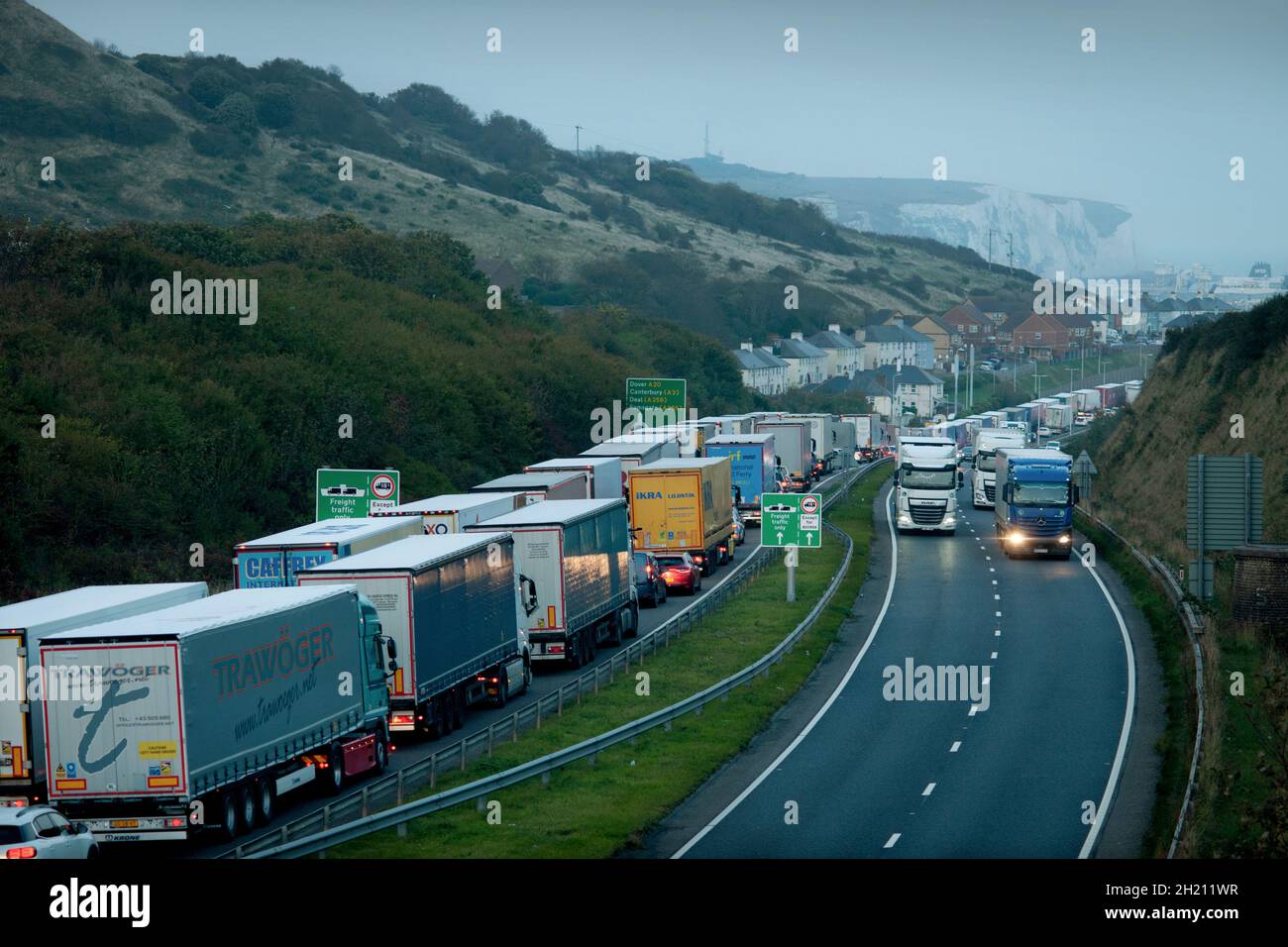 LKW-Lastwagen stehen auf der Autobahn M20 vor Dover, dem größten Hafen der USA. Stockfoto