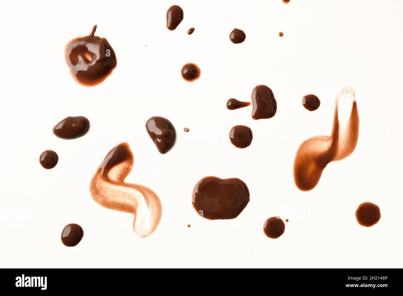 Hintergrundkollektion mit Flecken und Pralinen-Tropfen auf weißem Untergrund. Draufsicht Stockfoto