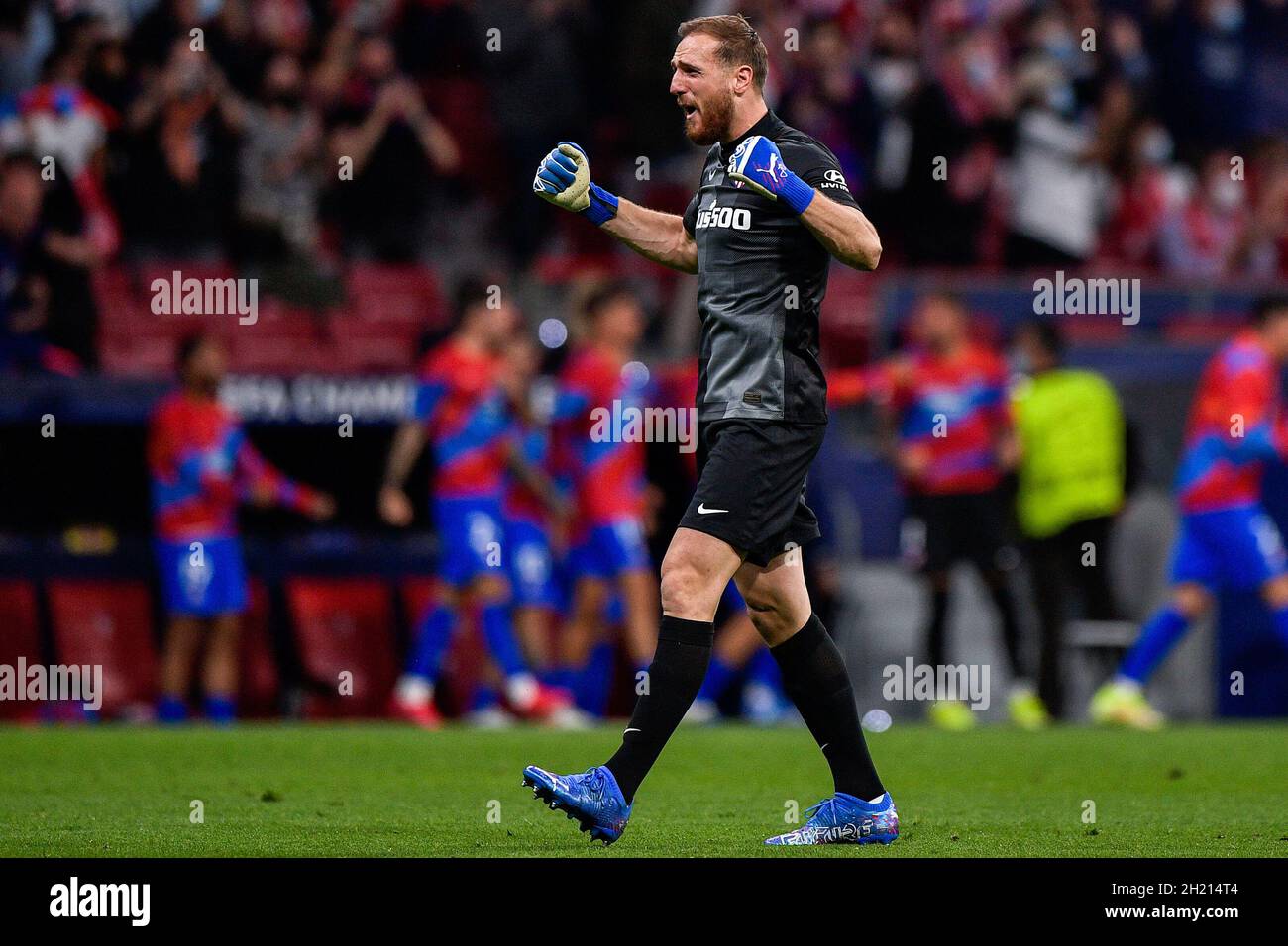 MADRID, SPANIEN - 19. OKTOBER: Jan Oblak vom Club Atletico de Madrid feiert beim UEFA Champions League-Spiel der Gruppe B zwischen dem Club Atletico de Madrid und dem FC Liverpool am 19. Oktober 2021 im Estadio Metropolitano in Madrid, Spanien, ihr zweites Tor (Foto: Pablo Morano/Orange Picles) Stockfoto