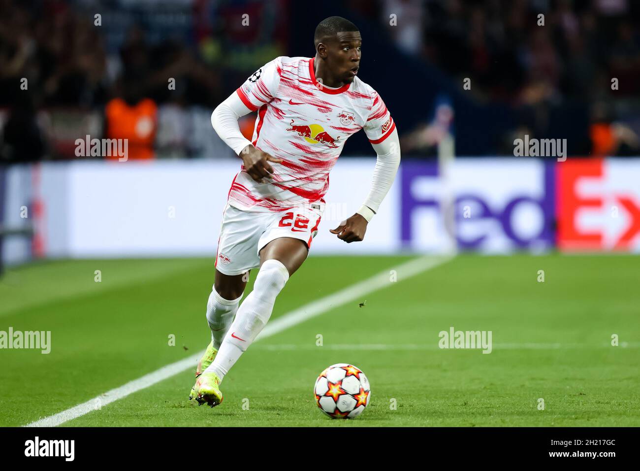 PARIS, FRANKREICH - 19. OKTOBER: NoRDI Mukiele von RB Leipzig während des Spiels der Gruppe A - UEFA Champions League zwischen Paris Saint-Germain und RB Leipzig am 19. Oktober 2021 im Parc des Princes in Paris, Frankreich (Foto: Herman Dingler/Orange PicBilder) Stockfoto