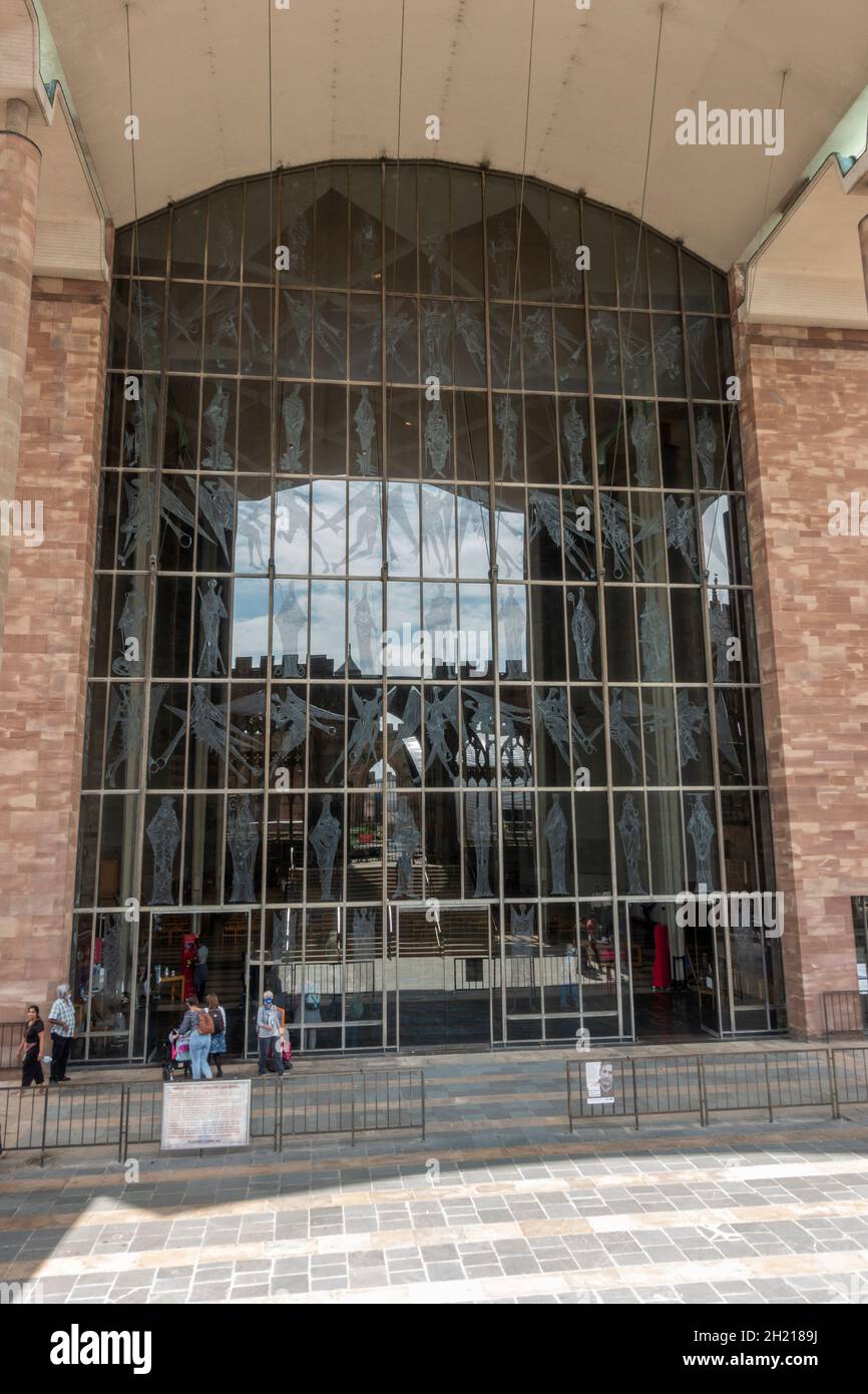 The West Screen eine große Glaswand mit 66 Figuren (von John Hutton), Coventry Cathedral, Coventry, West Midlands, Großbritannien. Stockfoto
