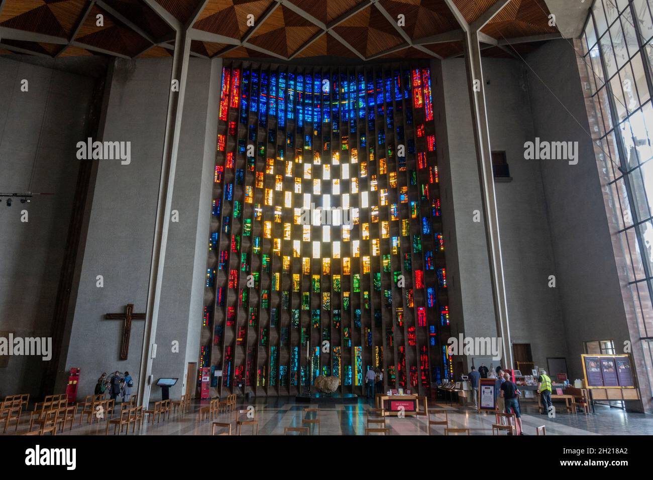 The Baptistry Window von John Piper with the Stone of Bethlehem, Coventry Cathedral, Coventry, West Midlands, Großbritannien. Stockfoto