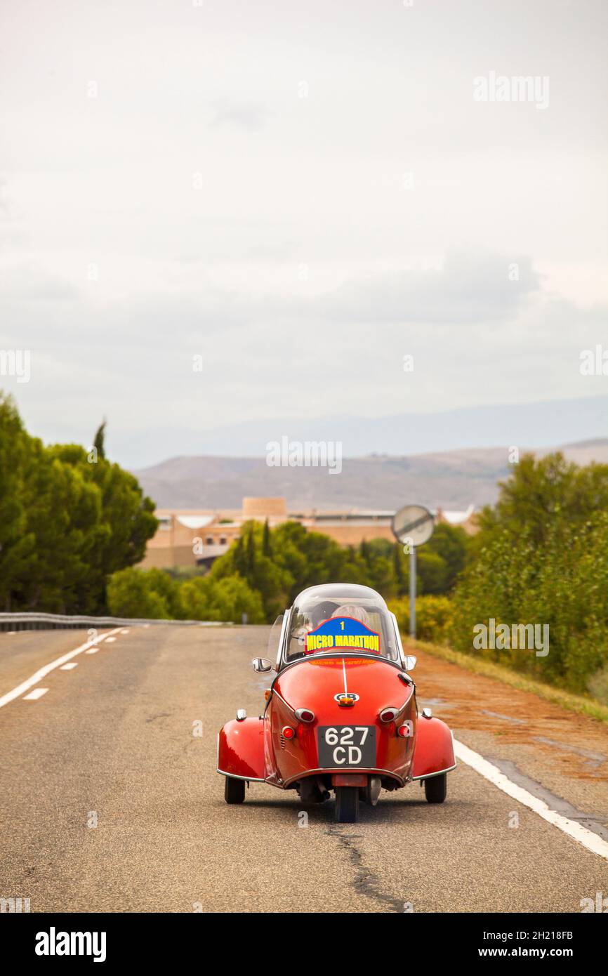 Messerschmitt Bubble Car fährt auf dem spanischen Land in der Nähe von Los Arcos Nordspanien während der Micro Marathon Oldtimer Rallye von 2021 Stockfoto