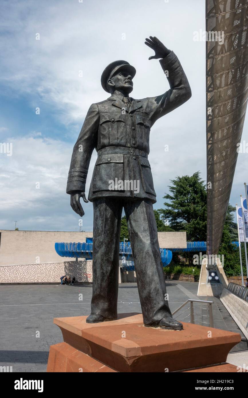 Statue von Sir Frank Whittle, vor dem Transport Museum in Coventry, West Midlands, Großbritannien. Stockfoto