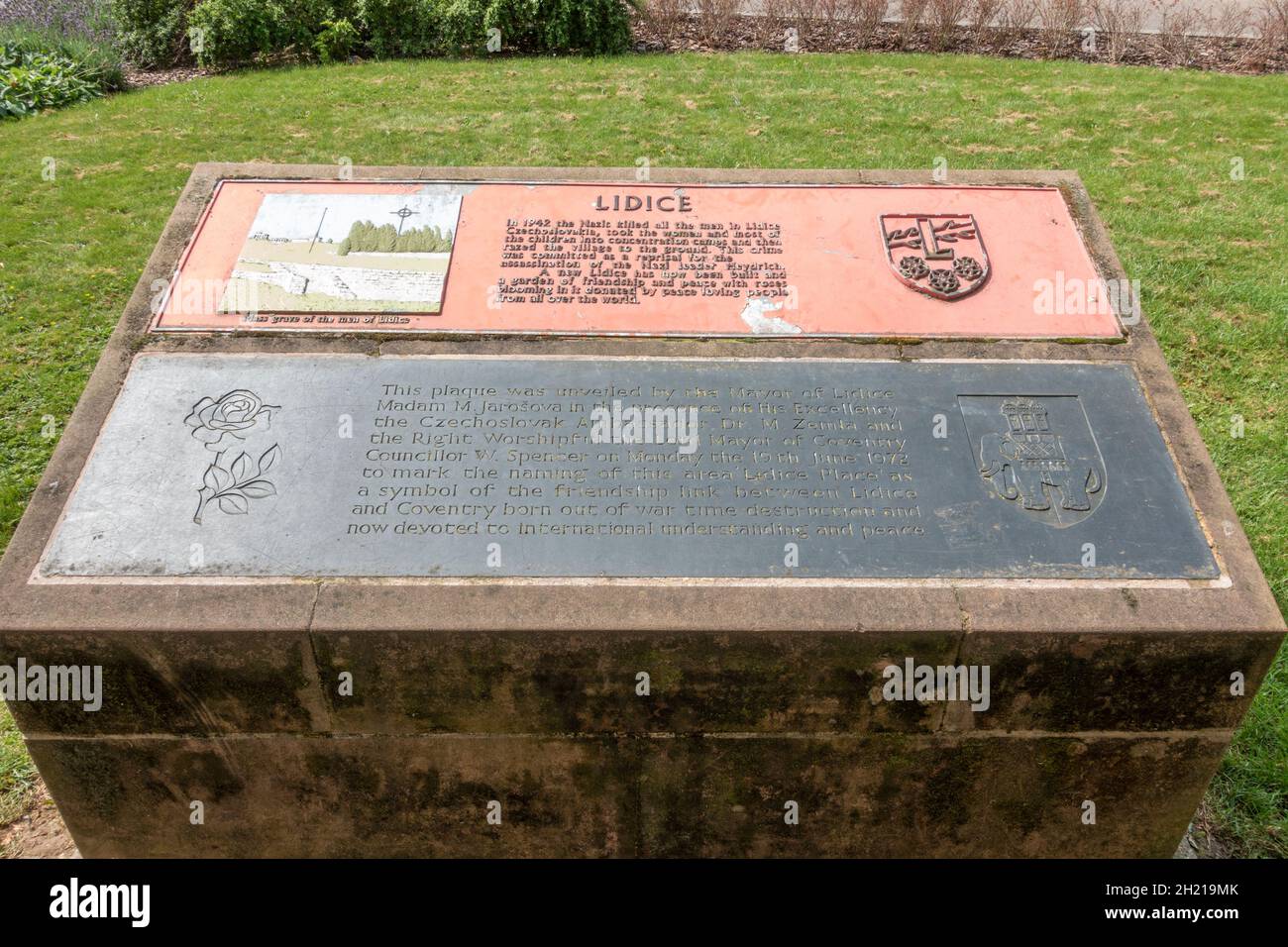 Gedenktafel für die Stadt Lidice, Lidice Place, Coventry, West Midlands, Großbritannien. Stockfoto