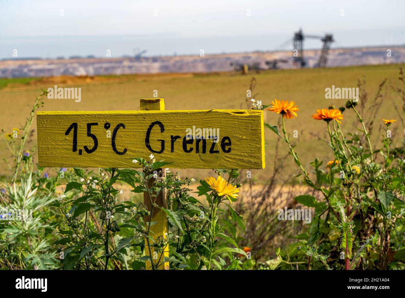 Am Rande des Braunkohlebergbaugebiets beim Tagebau Garzweiler II, dem Dorf Lützerath, soll die sogenannte 1.5-Grad-Grenze weggegraben werden, exc Stockfoto