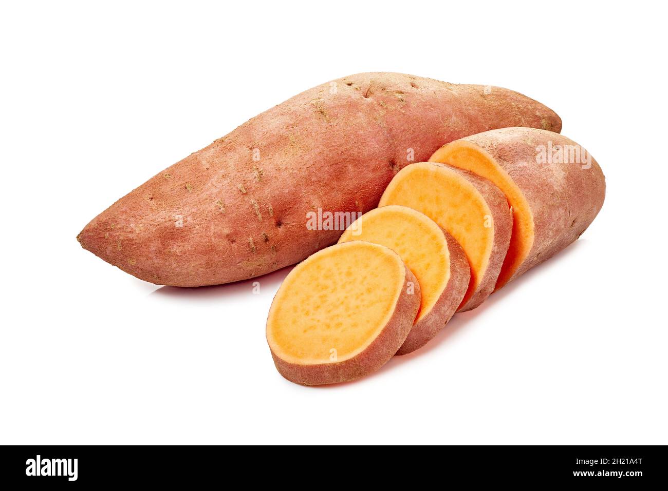 Ganze und geschnittene Süßkartoffeln auf weißem Hintergrund Stockfoto