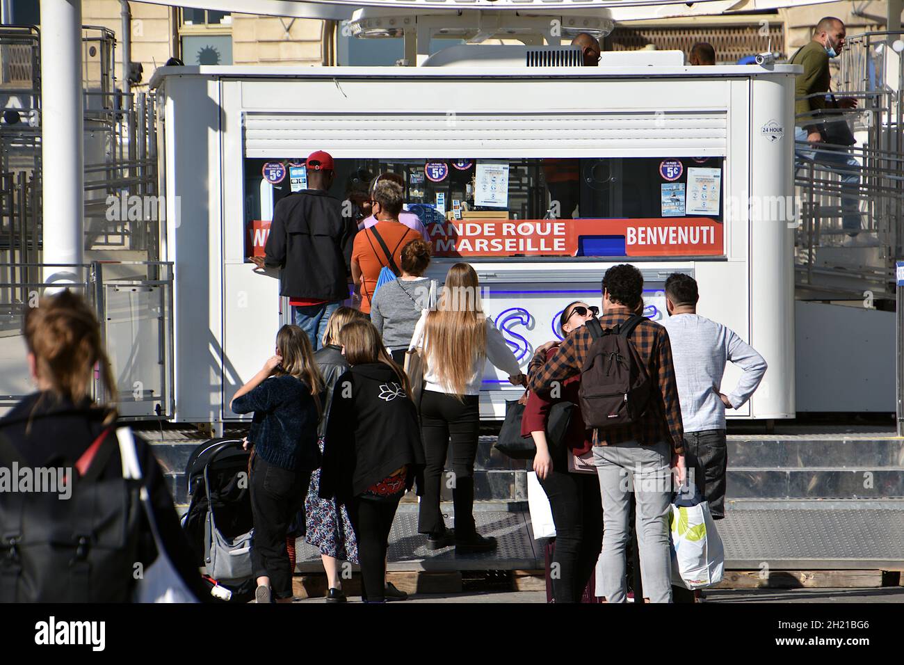 Marseille, Frankreich. Oktober 2021. Im Vieux-Port von Marseille kaufen die Menschen Fahrkarten für das Riesenrad.das Riesenrad ist am Vieux-Port von Marseille installiert, wo es für die Feierlichkeiten zum Jahresende stehen bleibt. Kredit: SOPA Images Limited/Alamy Live Nachrichten Stockfoto