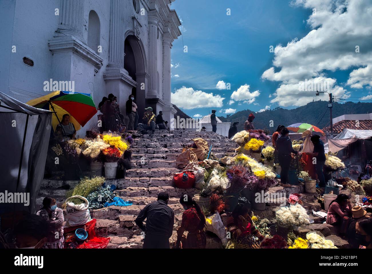 Blumenverkäufer vor der Santo Tomas Kirche, Chichicastenango, Guatemala Stockfoto